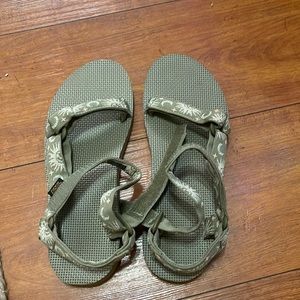 NWT Teva khaki
